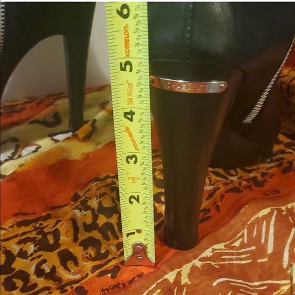 Like new Michael Kors boots size 9 leather - Picture 9 of 10